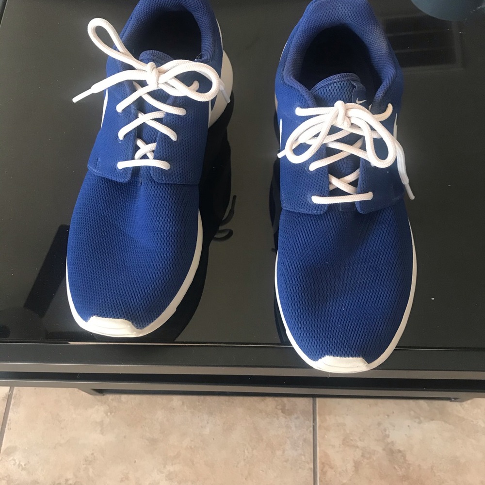 Women’s blue roche run sneakers.